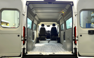Kit trasporto persone EasyFix per piattaforma X250 – vista interna vano posteriore con rivestimento ABS installato su Ducato, Jumper, Boxer e Movano