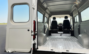 Kit trasporto persone EasyFix per piattaforma X250 – vista interna posteriore con porte aperte su Ducato, Jumper, Boxer e Movano